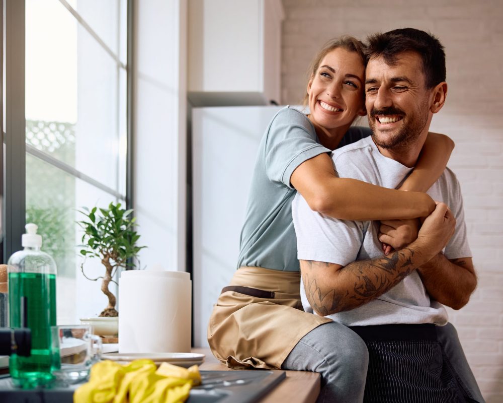 happy-couple-love-relaxing-after-washing-dishes-together_editada